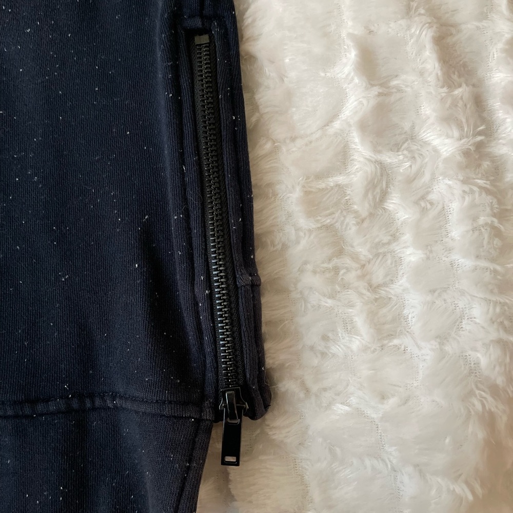 Mossimo Young men’s pre-owned dark blue with white sprinkles sweater. Size (M). - Picture 6 of 9
